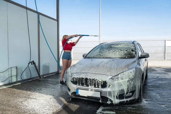 Güzel Bir Sürücü Kadın Arabasını Pislikten Temizlerken Yüksek Basınçlı Hortumla — Stok fotoğraf