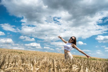 Altın mısır gevreği tarlasında büyüleyici genç bir kadının portresi, özgürlük.