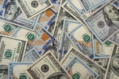 100 dolarlık banknotlardan oluşan para yığınına yakından bakın. finans kavramı