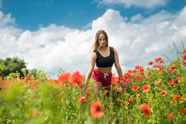 Menina Bonita Ucraniana Desfrutando Flores Campo Hora Verão — Fotografia de Stock