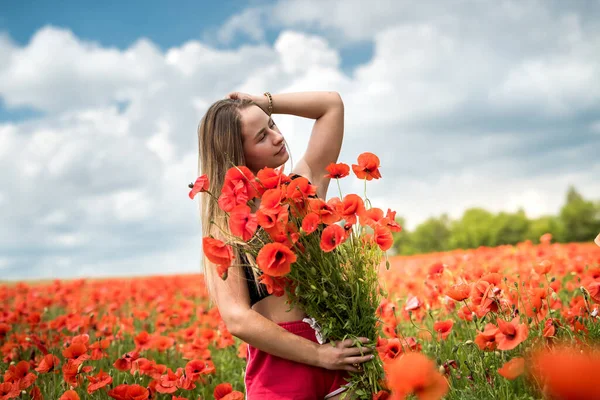 Jovem Mulher Ucraniana Feliz Segurando Buquê Flores Papoilas Andando Desfrutar — Fotografia de Stock
