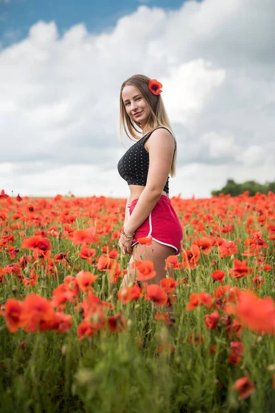Ukrajinská Hezká Dívka Těší Květiny Venkově Letní Čas — Stock fotografie
