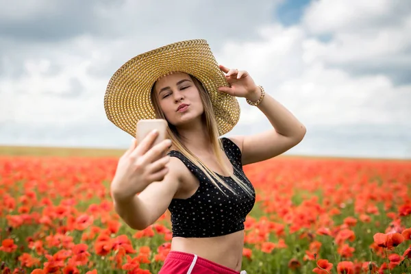 Menina Bonita Ucraniana Desfrutando Flores Campo Hora Verão — Fotografia de Stock