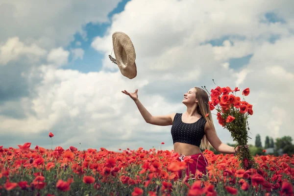 Genç Çekici Kadın Hasır Şapkasını Güneşli Bir Günde Haşhaş Tarlasına — Stok fotoğraf