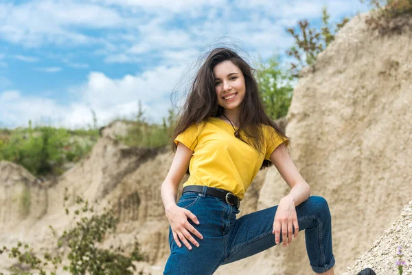 カジュアルな布の若い女性は砂の岩の上でリラックスし 夏時間 — ストック写真