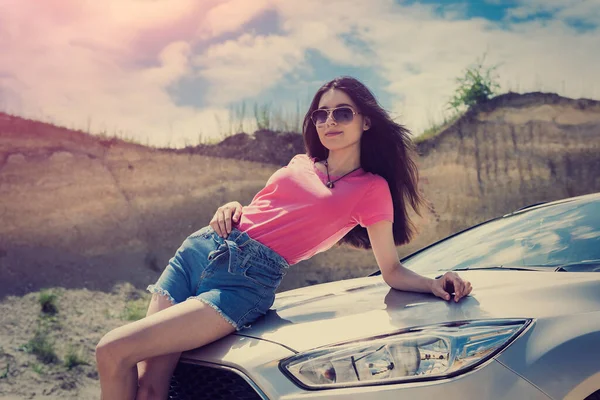 Junge Schöne Mädchen Posiert Einem Auto Auf Der Natur Reisen — Stockfoto