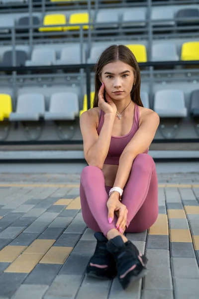 Mujer Bastante Delgada Ropa Deportiva Descansando Después Duro Entrenamiento Cerca —  Fotos de Stock