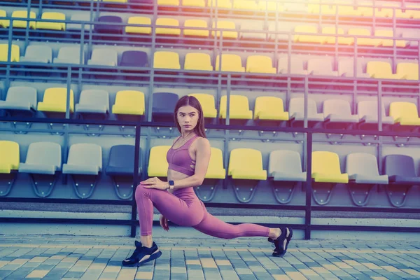 Charmig Flicka Gör Stretching Övningar Läktare Arenan För Perfekt Kropp — Stockfoto