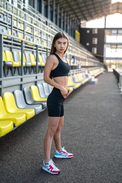 Tineri Slim Atlet Feminin Având Odihnă Antrenament Afret Îmbrăcăminte Sport — Fotografie, imagine de stoc