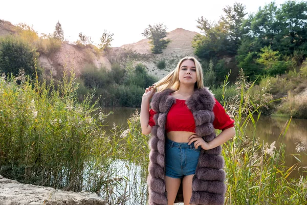 Mooi Meisje Een Bontjas Een Licht Rood Shirt Korte Broek — Stockfoto