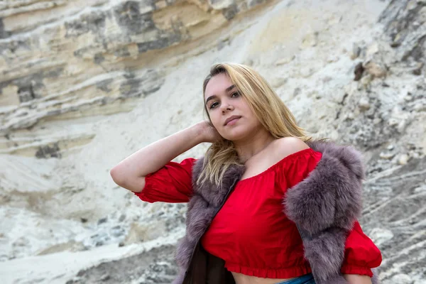 Jeune Femme Manteau Fourrure Pose Dans Des Roches Sable Canyon — Photo