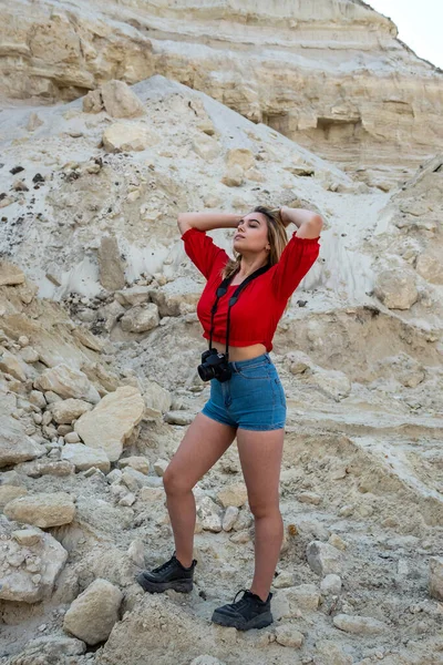 Jovem Elegante Viaja Através Cânions Rochas Areia Tirando Fotos Desfrutando — Fotografia de Stock