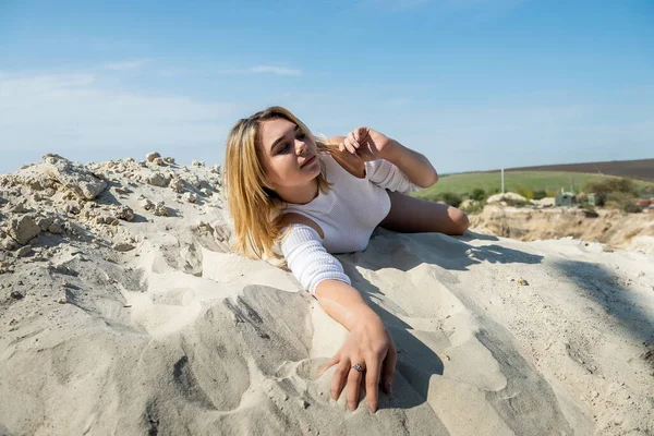 Woman Posing Background Mountain Sand Summer Lifestyle Beauty Nature — Stock Photo, Image
