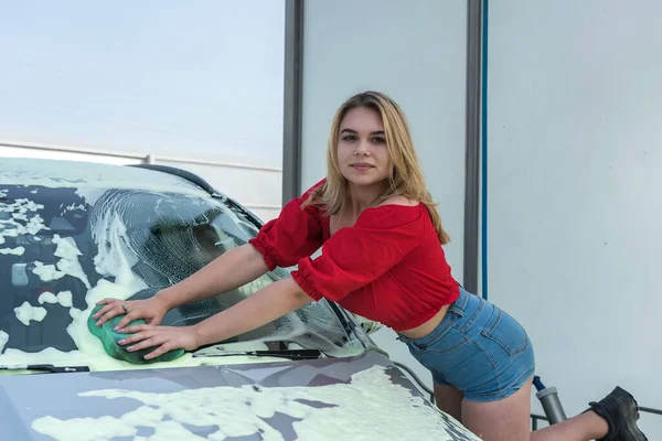 Beautiful Woman Driver Washing Windshield Sponge Clean Foam Her Dirty — Stock Photo, Image