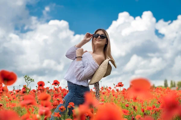 Menina Adolescente Moda Bonita Verão Campo Papoula Desfrutar Natureza — Fotografia de Stock