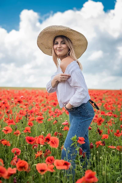 Bela Jovem Mulher Chapéu Palha Campo Papoula Verão Beleza Natureza — Fotografia de Stock