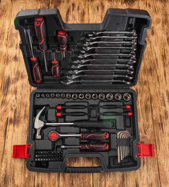 Ahşap masadaki alet kutusunda yeni anahtarlar ve parçalar var. donanım