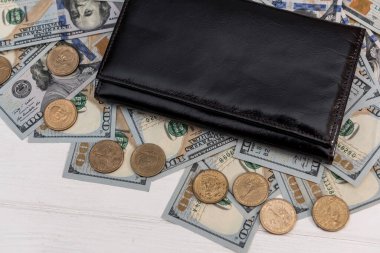 Amerikan doları ve sentleri koyu deri cüzdanda. Ticari mali konsept.