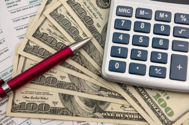 ABD dolarları ve hesap makinesi, yatırım veya tasarruf kavramı