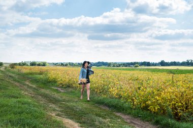 Güzel genç kız yaz tatilinin tadını çıkarıyor kırsal alanda yürüyüş, konsept mutluluk sağlık özgürlüğü