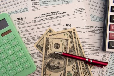 ABD bireysel 1040 formu, dolar hesap makinesi ve kalem kağıtlarıyla. muhasebe kavramı