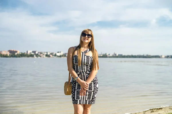 Гарна Жінка Сукні Біля Озера Літній Час — стокове фото