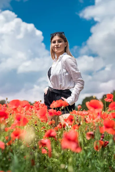 Retrato Una Joven Caminando Campo Amapola Hora Del Verano Disfruta —  Fotos de Stock