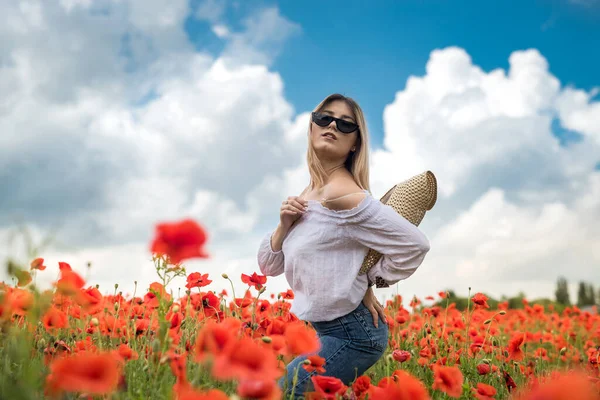 Şapkalı Genç Bir Kadın Gelincik Tarlasında Çiçek Topluyor Yaz Zamanı — Stok fotoğraf