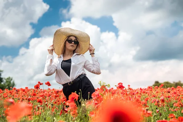 Gyönyörű Ukrán Hölgy Egyedül Szalma Kalap Virágok Mák Mező Szexi — Stock Fotó