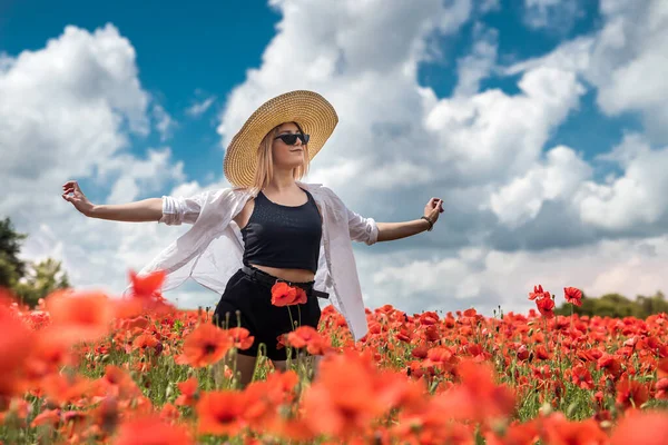 Menina Bonita Campo Papoula Ela Passa Tempo Livre Bom Tempo — Fotografia de Stock