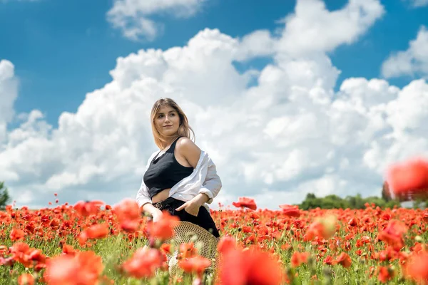 Yazın Güzel Moda Kızı Haşhaş Tarlasında Doğanın Tadını Çıkar — Stok fotoğraf