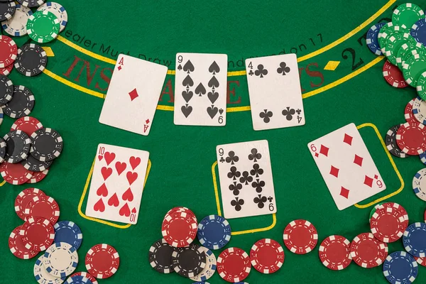 Jogar Cartas Fichas Poker Casino Mesa Verde Blackjack — Fotografia de Stock