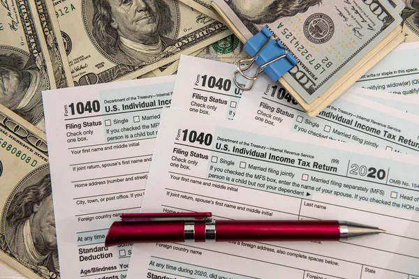1040 Formularz Podatkowy Długopisem Dolarami Amerykańskimi Koncepcja Finansowa — Zdjęcie stockowe