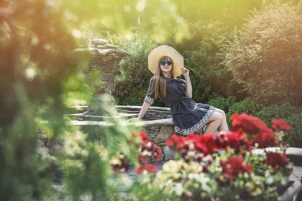 Жінка Носить Синю Сукню Літньому Саду Стиль Життя — стокове фото