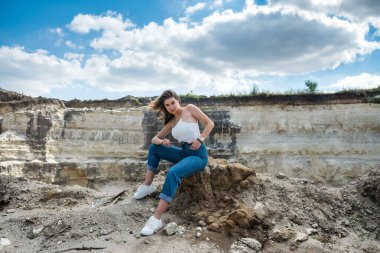 Yaz tatilinin, kum ocağının ya da kanyonun tadını çıkaran bir kızın portresi. Yaz ve özgürlük