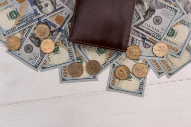 Dolar banknotları ve sent paraları olan siyah cüzdan, tasarruf kavramı