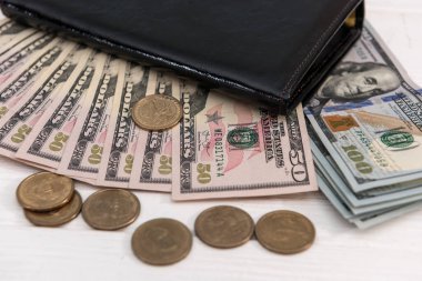 Amerikan doları ve sentleri koyu deri cüzdanda. Ticari mali konsept.