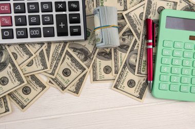 ABD dolarları ve hesap makinesi, yatırım veya tasarruf kavramı