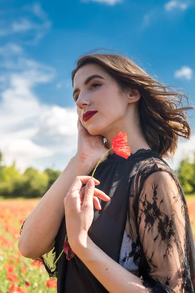 Modelo Caucásico Disfrutar Vida Campo Amapola Día Soleado Estilo Vida —  Fotos de Stock