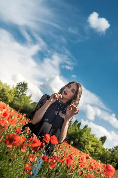 Felice Giovane Ragazza Magra Camminare Campo Papaveri Rossi Trascorrere Del — Foto Stock