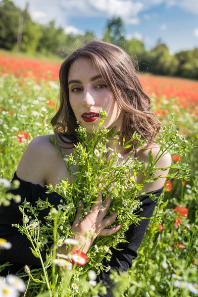 Krásná Mladá Žena Poli Květin Sedmikrásky Vychutnat Přírodu Letní Čas — Stock fotografie