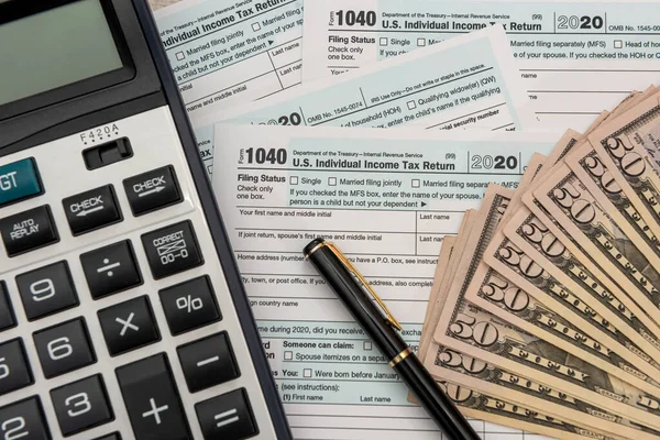 財務書類 会計計算機課税は1040に記入する — ストック写真