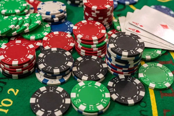 緑のカジノテーブルの上にトランプを持つポーカーチップ ギャンブル — ストック写真