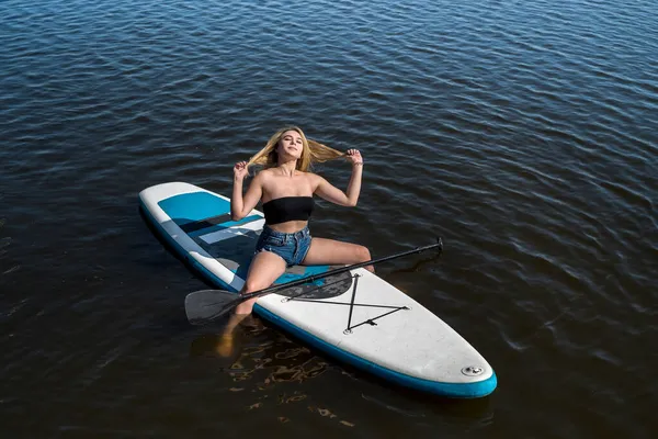 Jonge Aantrekkelijke Vrouw Poseren Paddle Board Ontspannen Zomer Hete Zonnige — Stockfoto