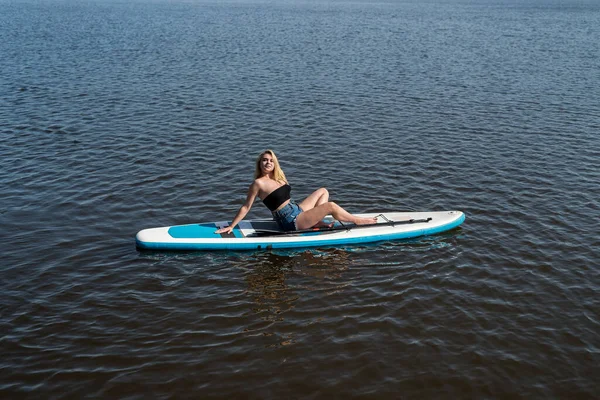 Jolie Jeune Femme Allongée Sur Une Planche Sup Lors Une — Photo