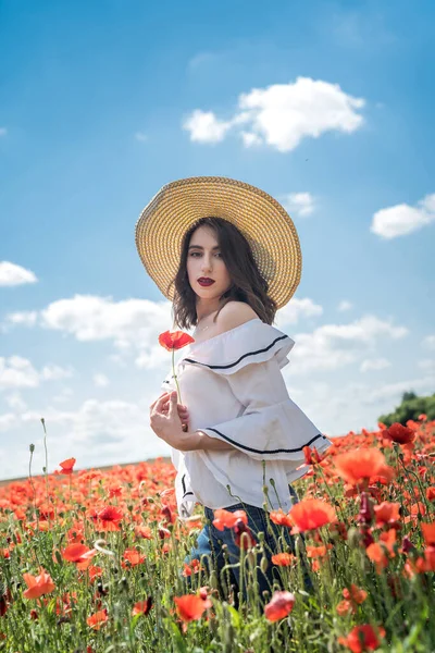 Hermosa Dama Ucraniana Sola Sombrero Paja Campo Amapolas Flores Sexy —  Fotos de Stock
