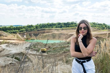 Yazın yeşil tarlada güzel beyaz kadın portresi. Yaşam biçimi
