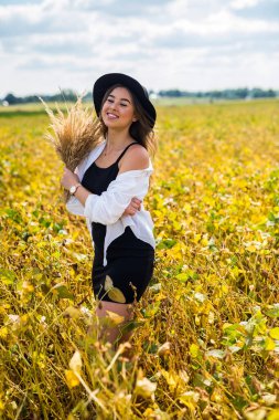 Yazın kırsal kesimde güzel bir bayan, mutlu bir yaşam tarzı var.