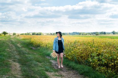 Yazın kırsal kesimde güzel bir bayan, mutlu bir yaşam tarzı var.