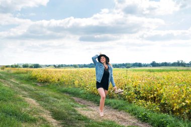 Yazın kırsal kesimde güzel bir bayan, mutlu bir yaşam tarzı var.